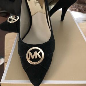MK Suede pumps in black